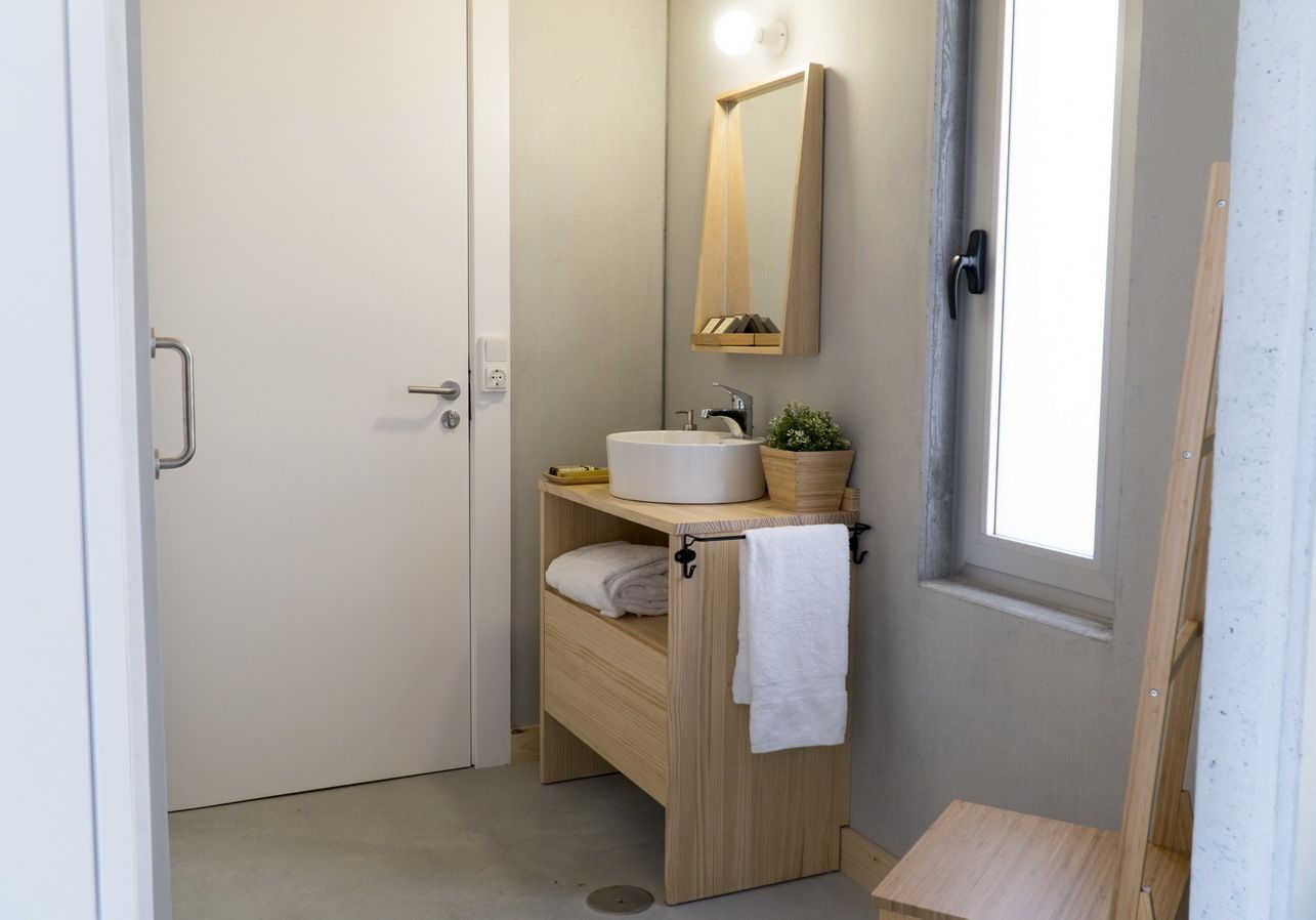 shower, free toiletries, hair dryer, slippers