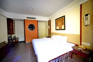 私密花园温泉情侣房 | 迷你吧、房內夾萬、書桌、遮光窗簾/窗簾