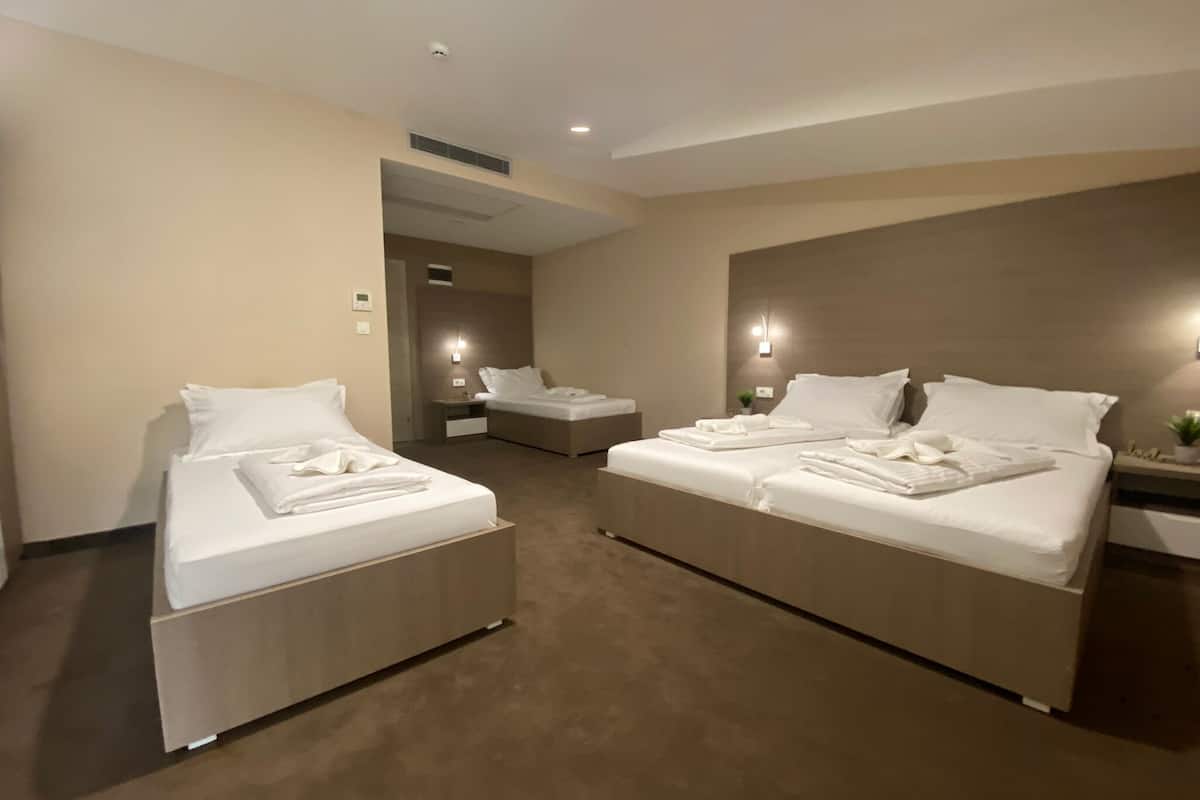 1 habitación, sistema de insonorización y tabla de planchar con plancha