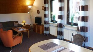 Leilighet, 1 soverom, balkong | Oppholdsområde | Flatskjerm-TV