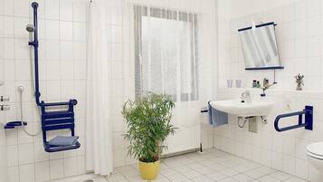 Shower, pengering rambut, handuk, dan sabun