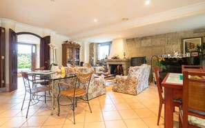 Phòng đôi, 1 giường đôi | Khu phòng khách | TV màn hình phẳng 