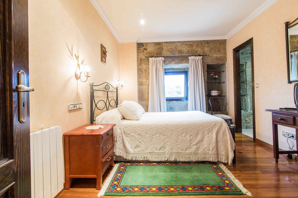 Quarto casal, 1 cama de casal | Escrivaninha, Wi-Fi de cortesia