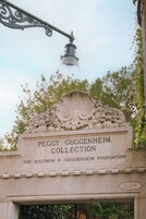 Una placa de piedra con la inscripción "Colección Peggy Guggenheim" y "La Fundación Solomon R. Guggenheim".