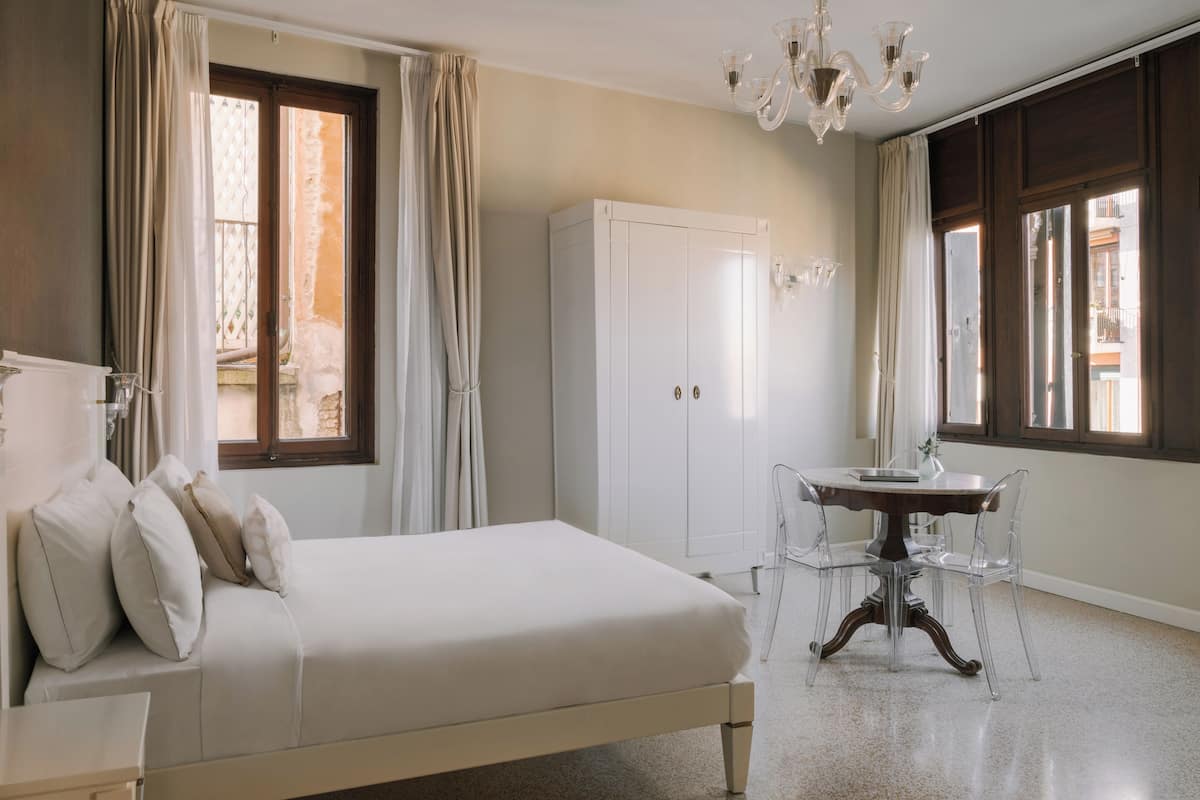 Doppia Deluxe, vista canale | 1 camera, minibar, con arredamento individuale, lenzuola