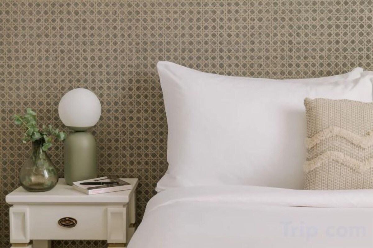 Een minibar, individueel gemeubileerd, beddengoed