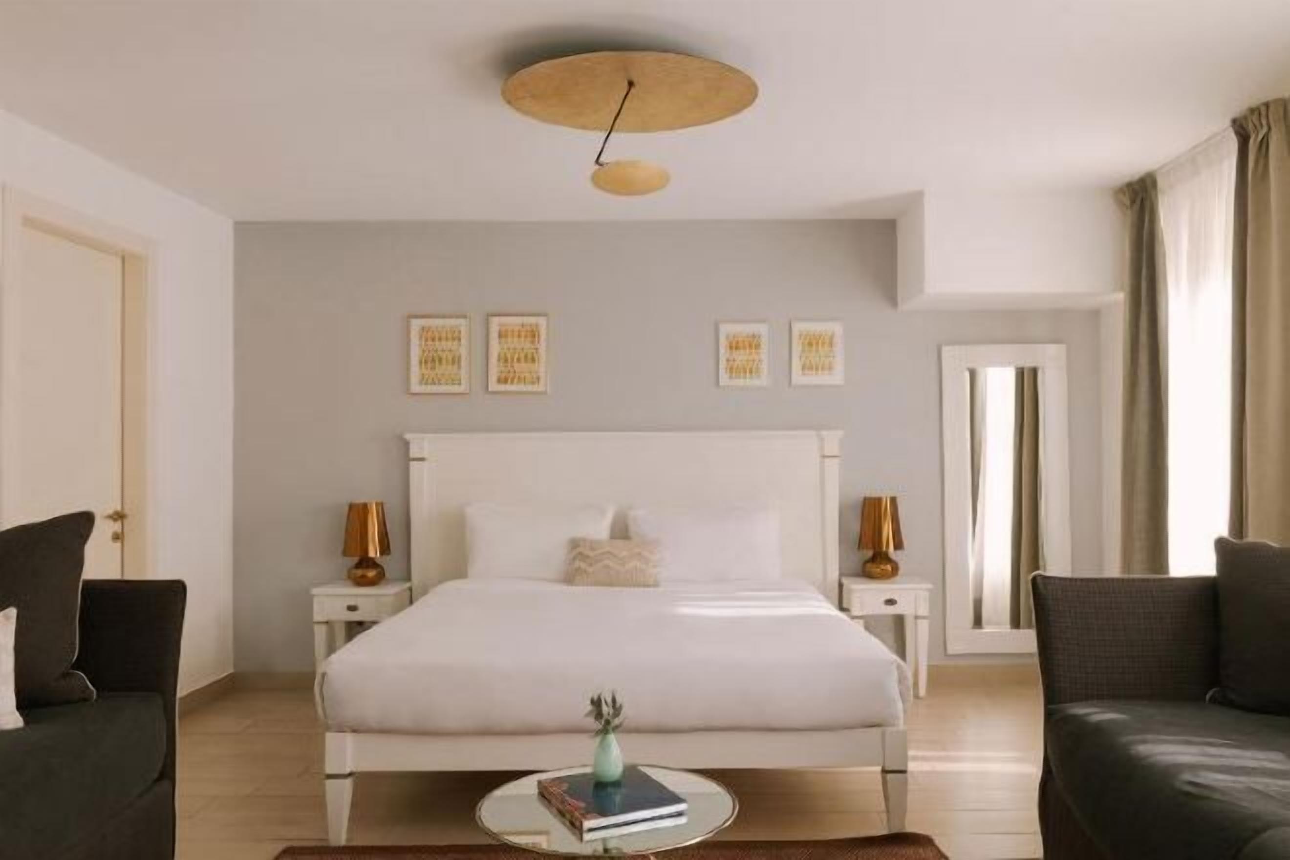 Minibar, individually furnished, bed sheets