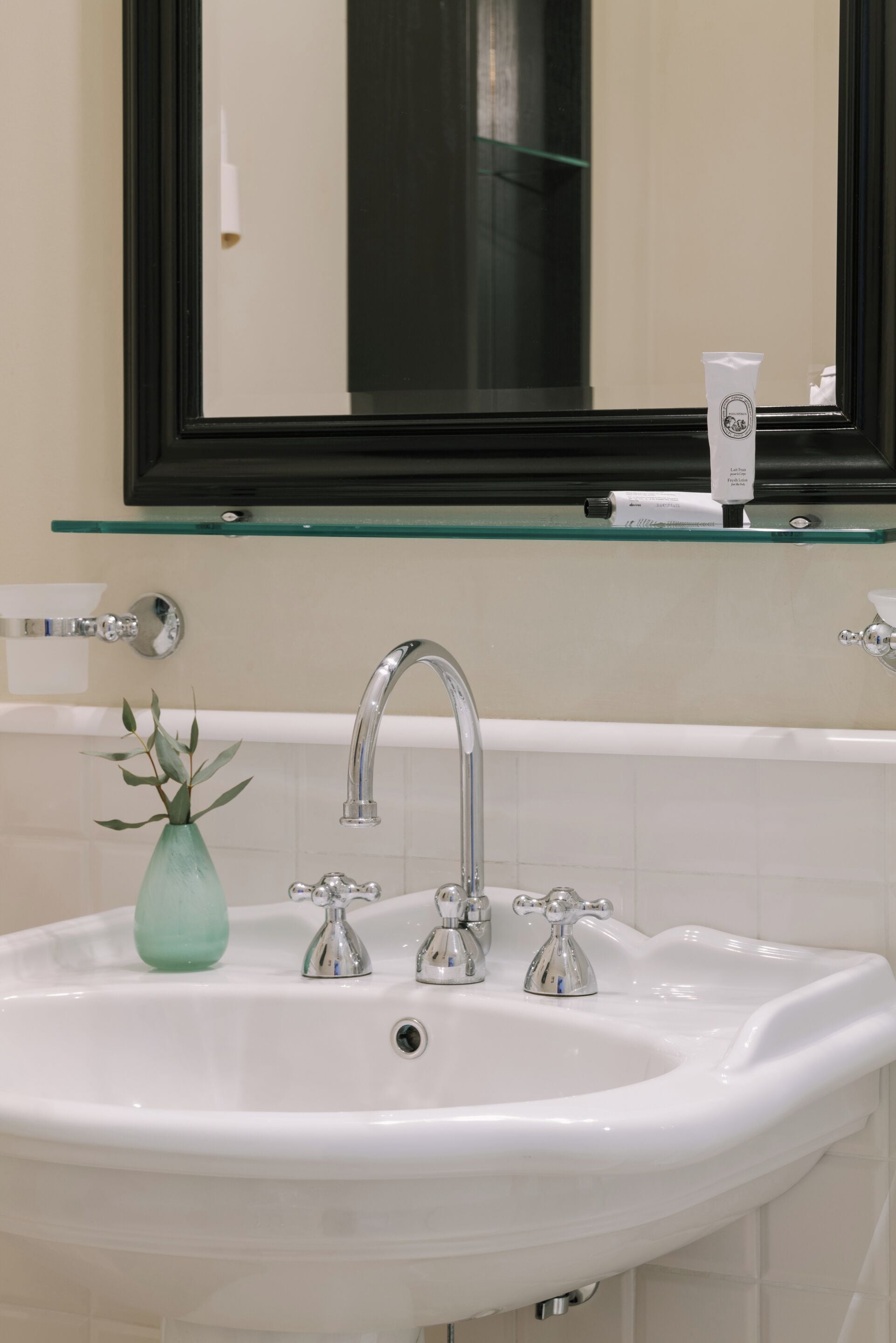 deluxe double room, canal view | bathroom | shower, free toiletries, hair dryer, towels