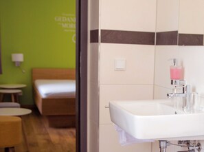 Double Room | Bathroom | Shower, hair dryer, towels - GleisEins (Naila)