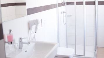 Doppelzimmer | Badezimmer | Dusche, Haartrockner, Handtücher