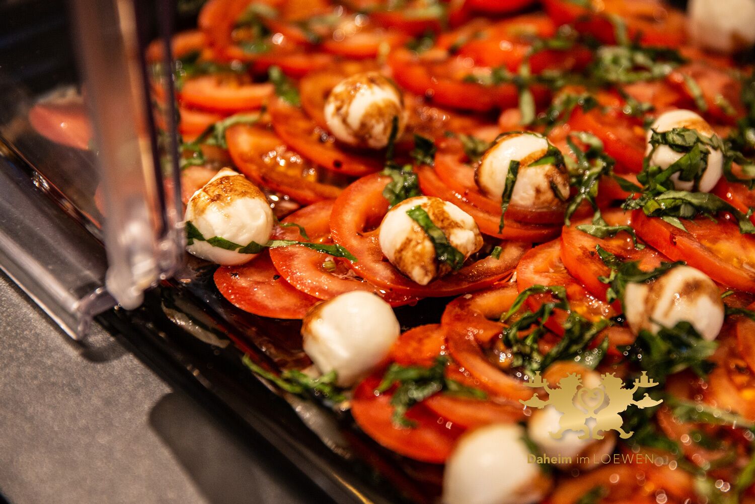 En bakke med grillede tomater og mozzarella.