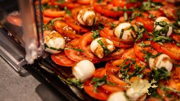 En bakke med grillede tomater og mozzarella.