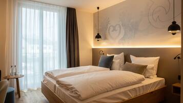 Zimmersafe, Verdunkelungsvorhänge, schallisolierte Zimmer