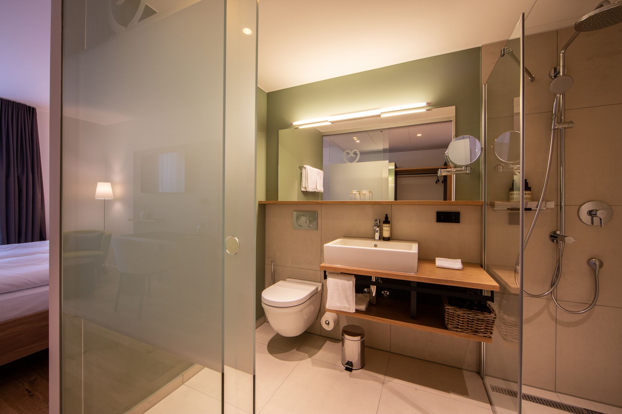 shower, rainfall showerhead, free toiletries, towels