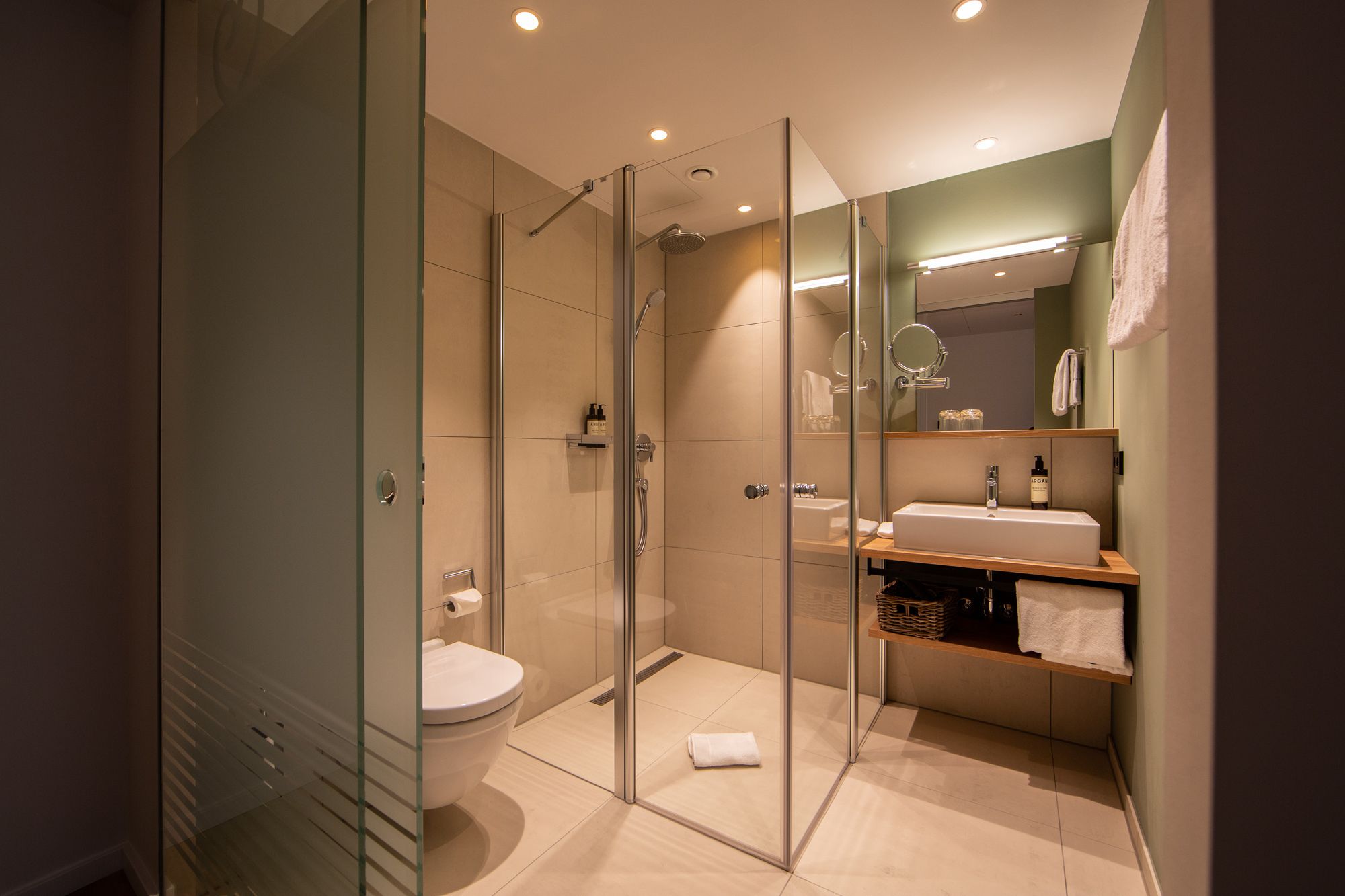 shower, rainfall showerhead, free toiletries, towels