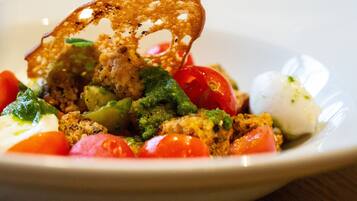 Un piatto di cibo con diverse verdure e una fetta di pane.