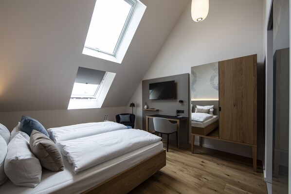 A modern bedroom with a skylight, a desk, and a bed. - Gasthaus und Hotel zum Löwen (Eimeldingen)