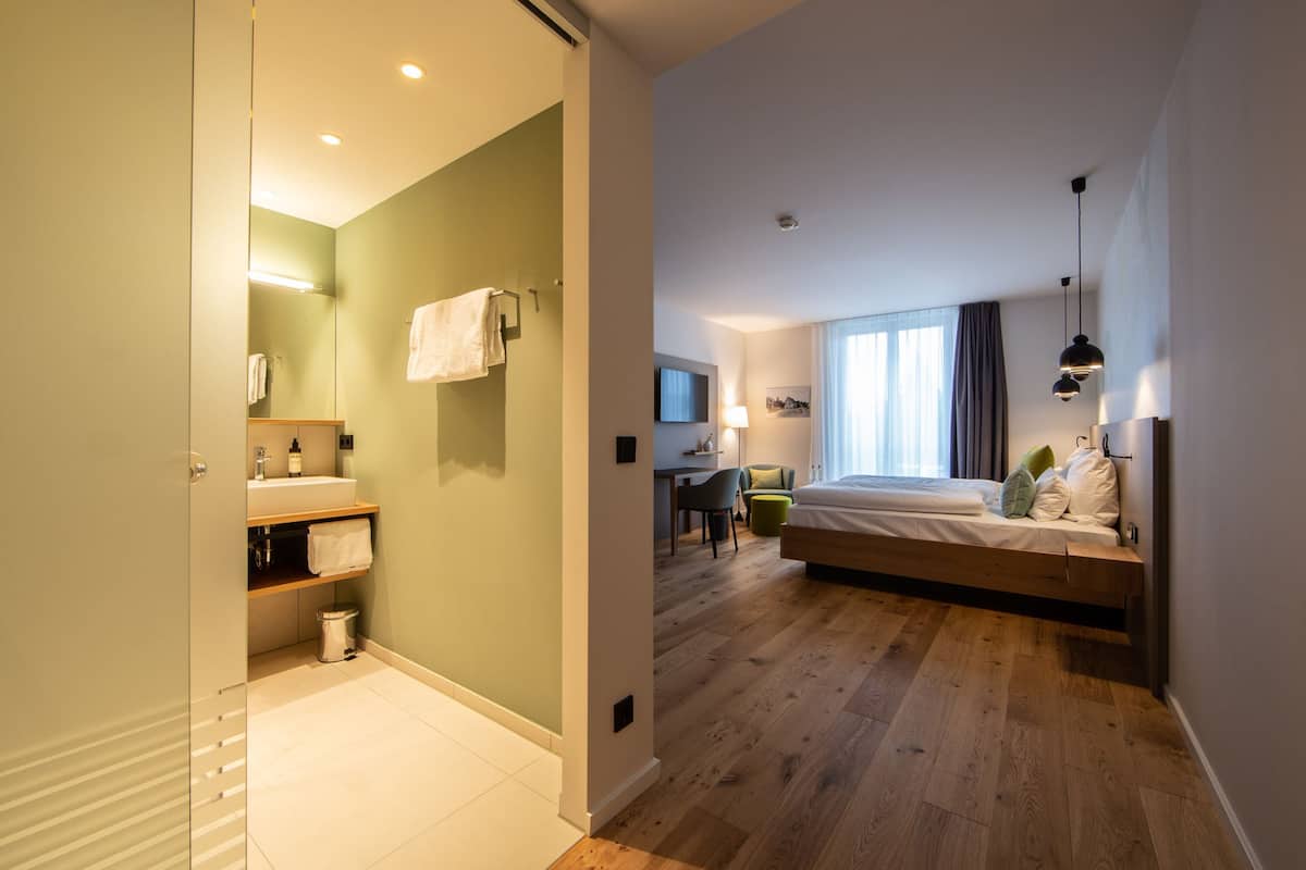 Zimmersafe, Verdunkelungsvorhänge, schallisolierte Zimmer