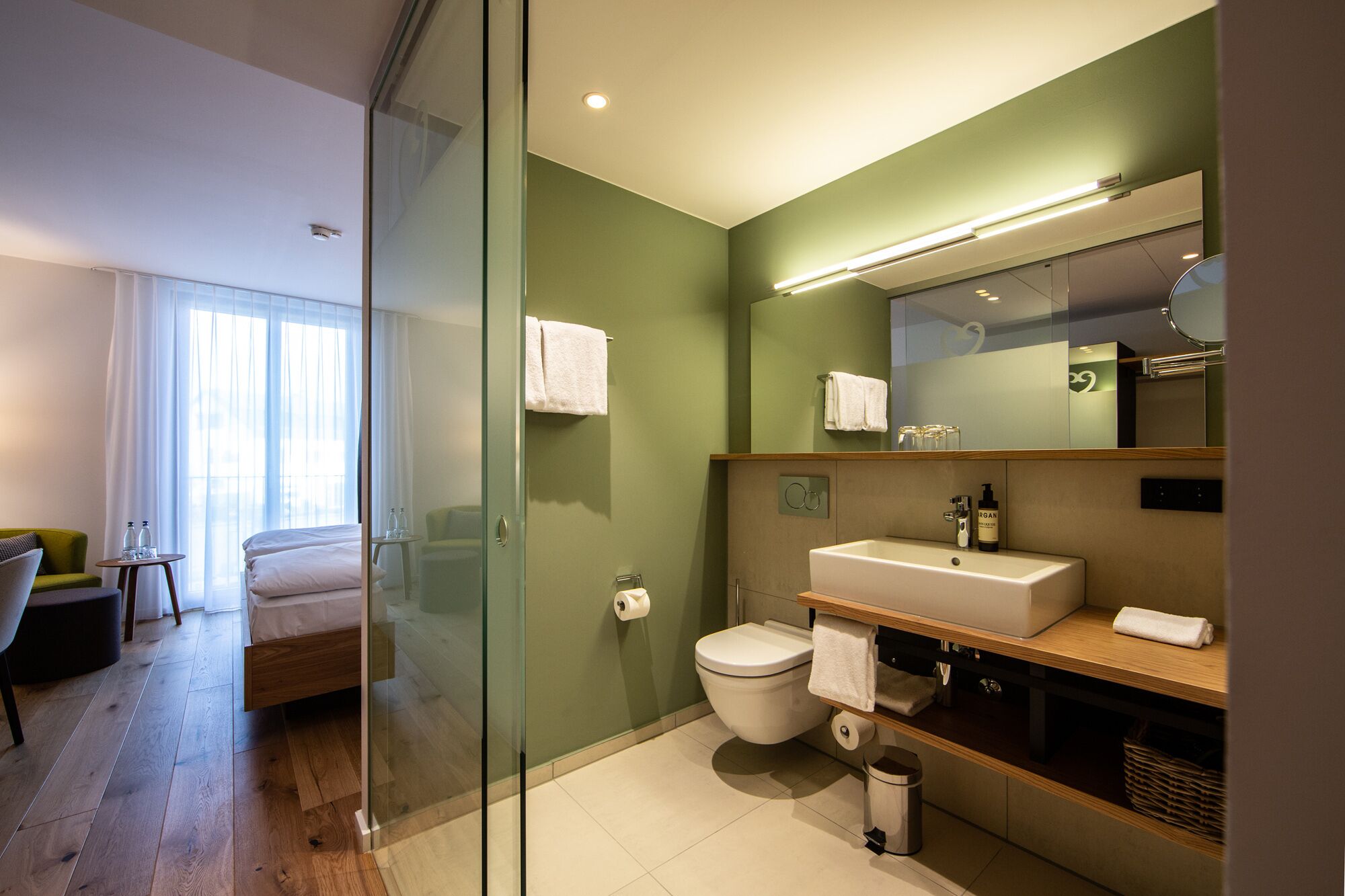 shower, rainfall showerhead, free toiletries, towels