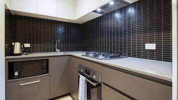 Full-sized fridge, microwave, oven, stovetop