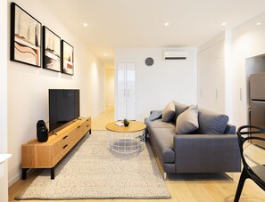 Appartamento Deluxe, 1 letto king, non fumatori | Ferro/asse da stiro, Wi-Fi gratuito, lenzuola