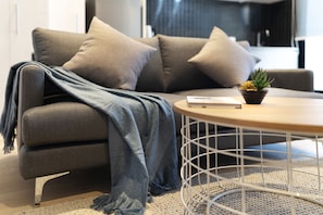 Appartement Deluxe, 1 très grand lit, non-fumeur | Aire de séjour | Téléviseur à écran plat