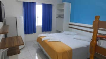 Habitación cuádruple económica | Minibar, escritorio, cortinas blackout y wifi gratis