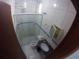 Chuveiro, toalhas de banho