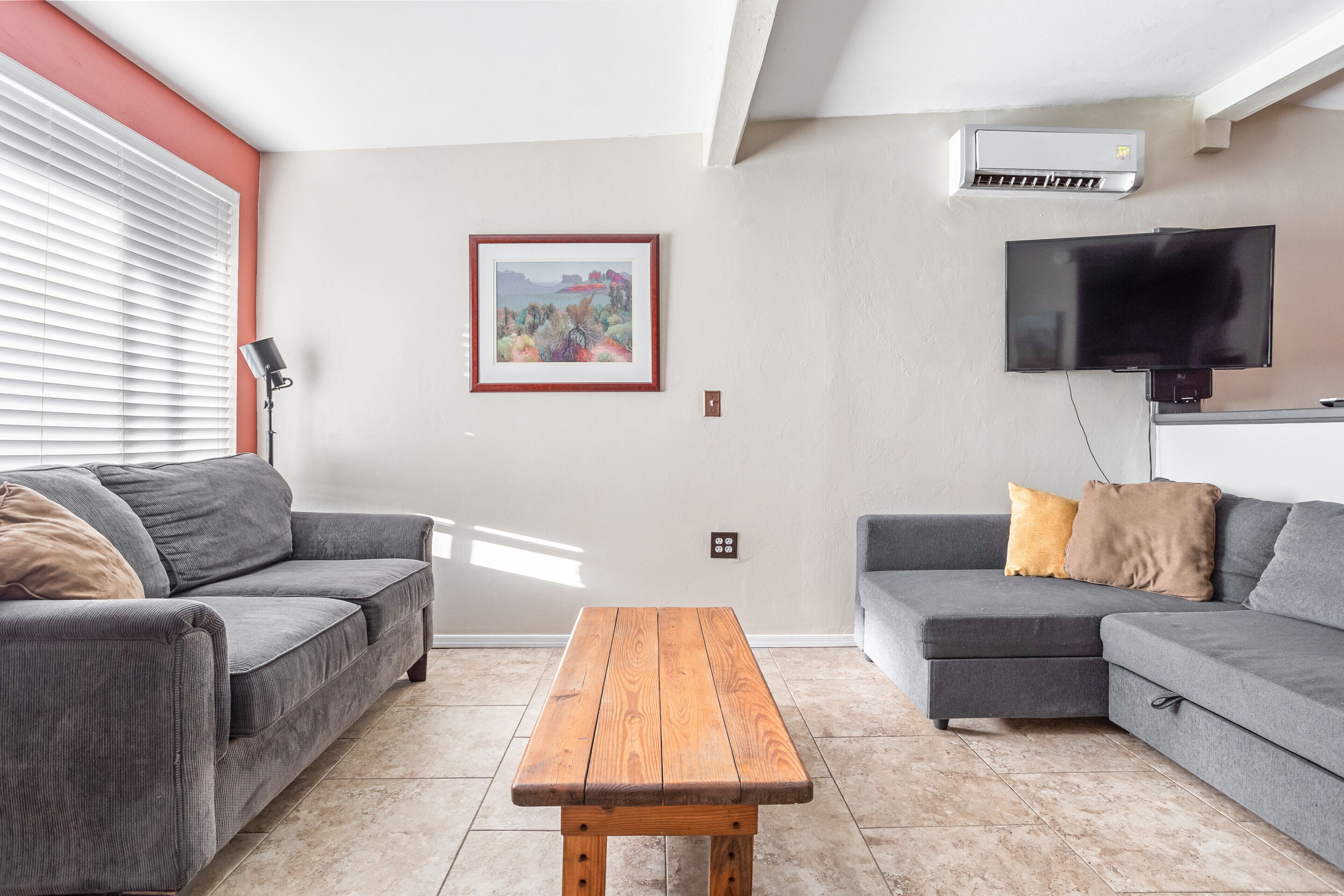 Een smart-tv en boeken