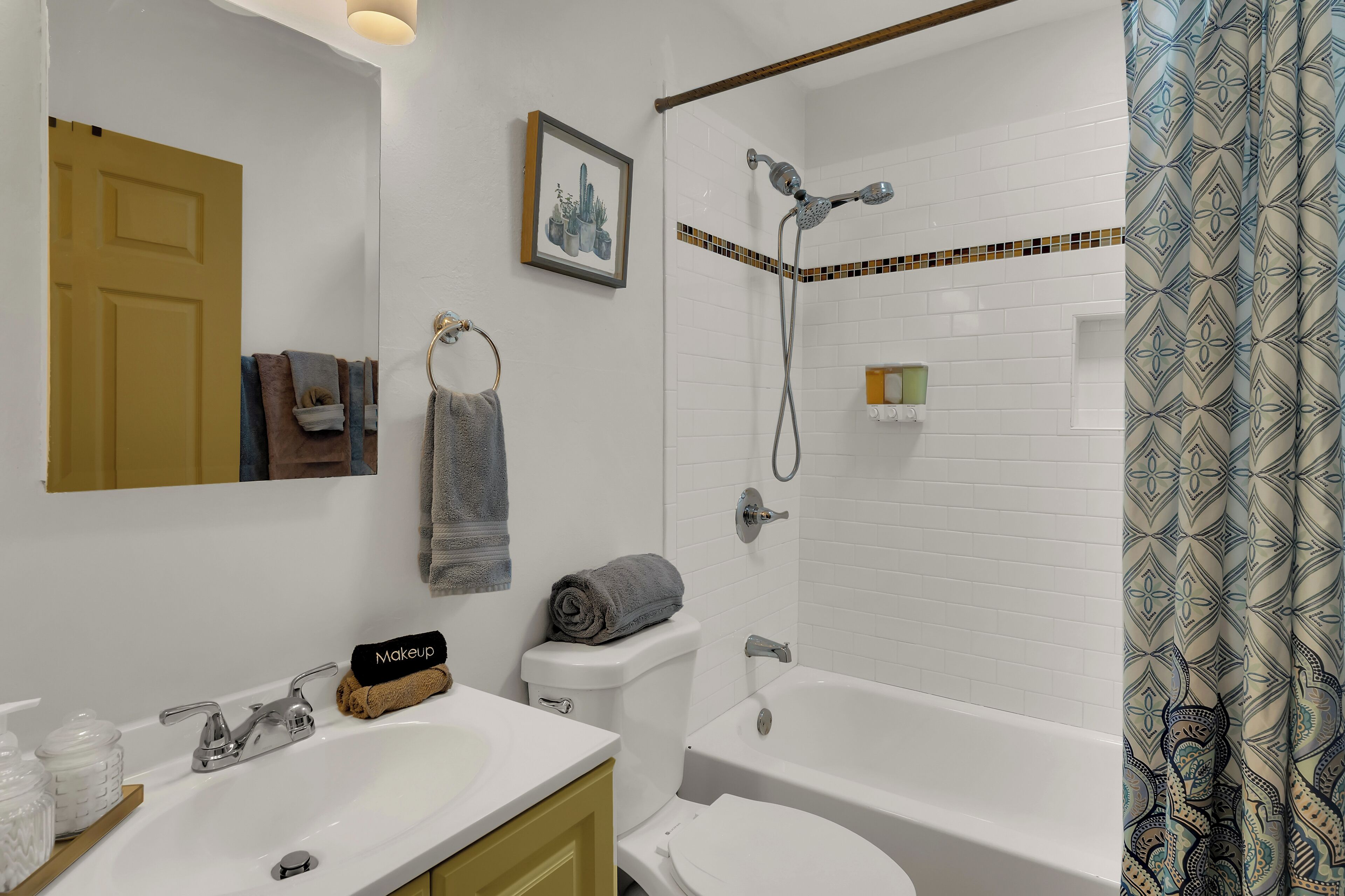 Un baño con lavamanos, inodoro, bañera y ducha.