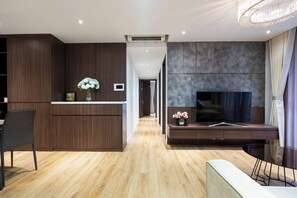 Escritorio, cortinas blackout y tabla de planchar con plancha 