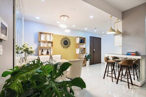 Departamento, 3 habitaciones | Área de sala de estar | Smart TV 