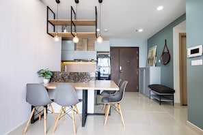 Departamento urbano, 2 habitaciones | Cocina privada | Refrigerador, microondas, parrilla de estufa y tetera eléctrica 