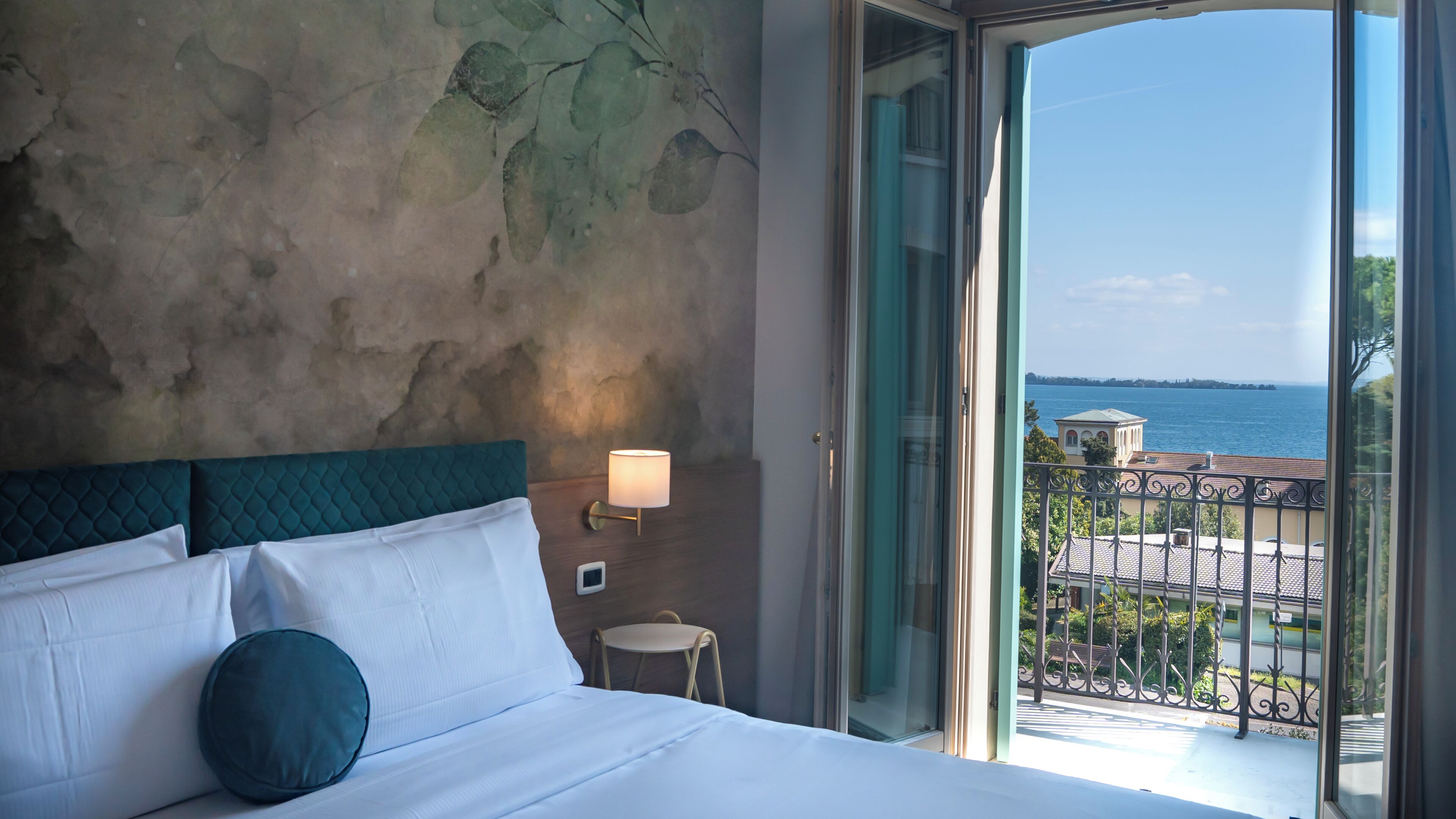 deluxe room | 1 bedroom, minibar, in-room safe, desk