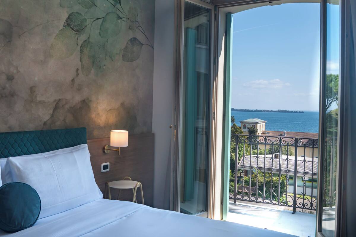 deluxe room | 1 bedroom, minibar, in-room safe, desk
