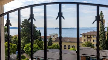 Romantisches Zimmer, 1 Schlafzimmer, eingeschränkter Seeblick (Mansard) | Minibar, Zimmersafe, Schreibtisch, Verdunkelungsvorhänge