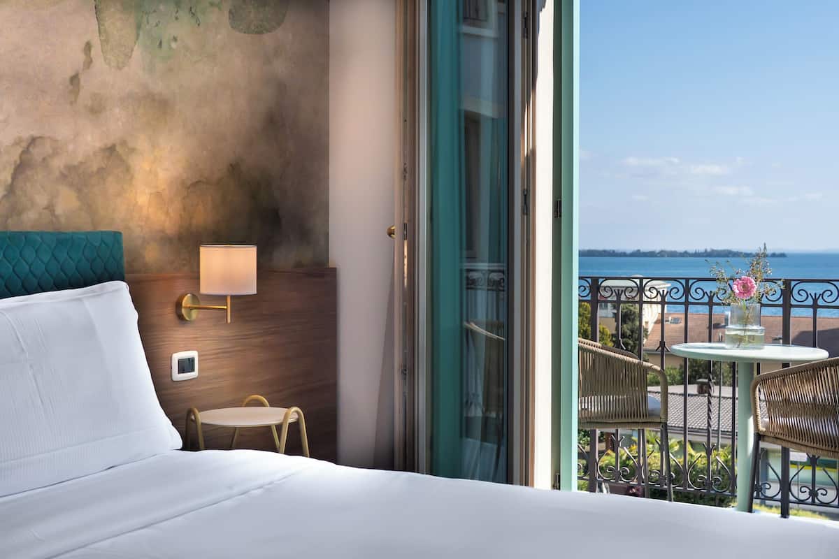 deluxe room | 1 bedroom, minibar, in-room safe, desk