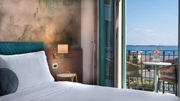 Minibar, caja de seguridad en la habitación y escritorio 