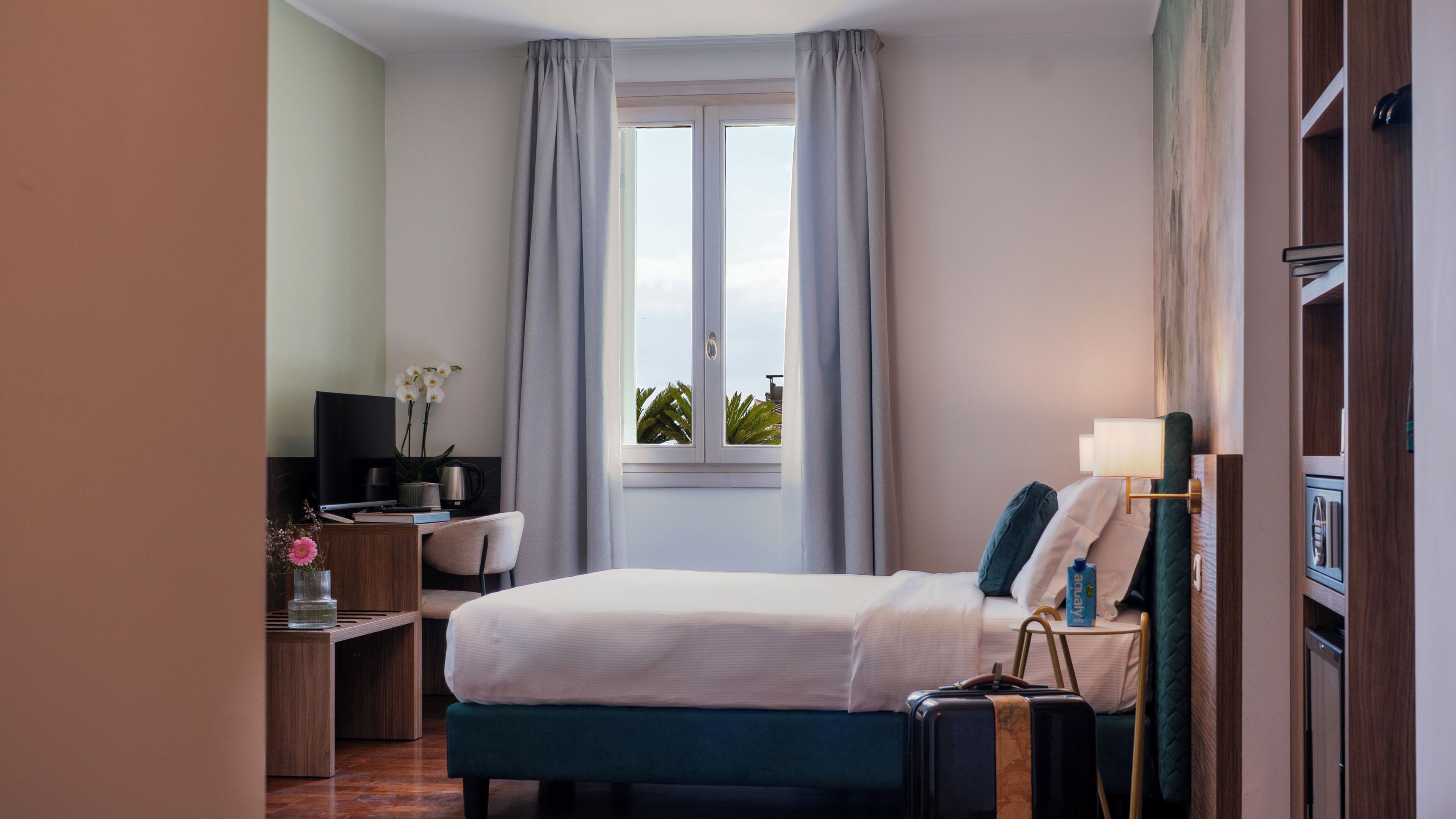 economy single room | 1 bedroom, minibar, in-room safe, desk