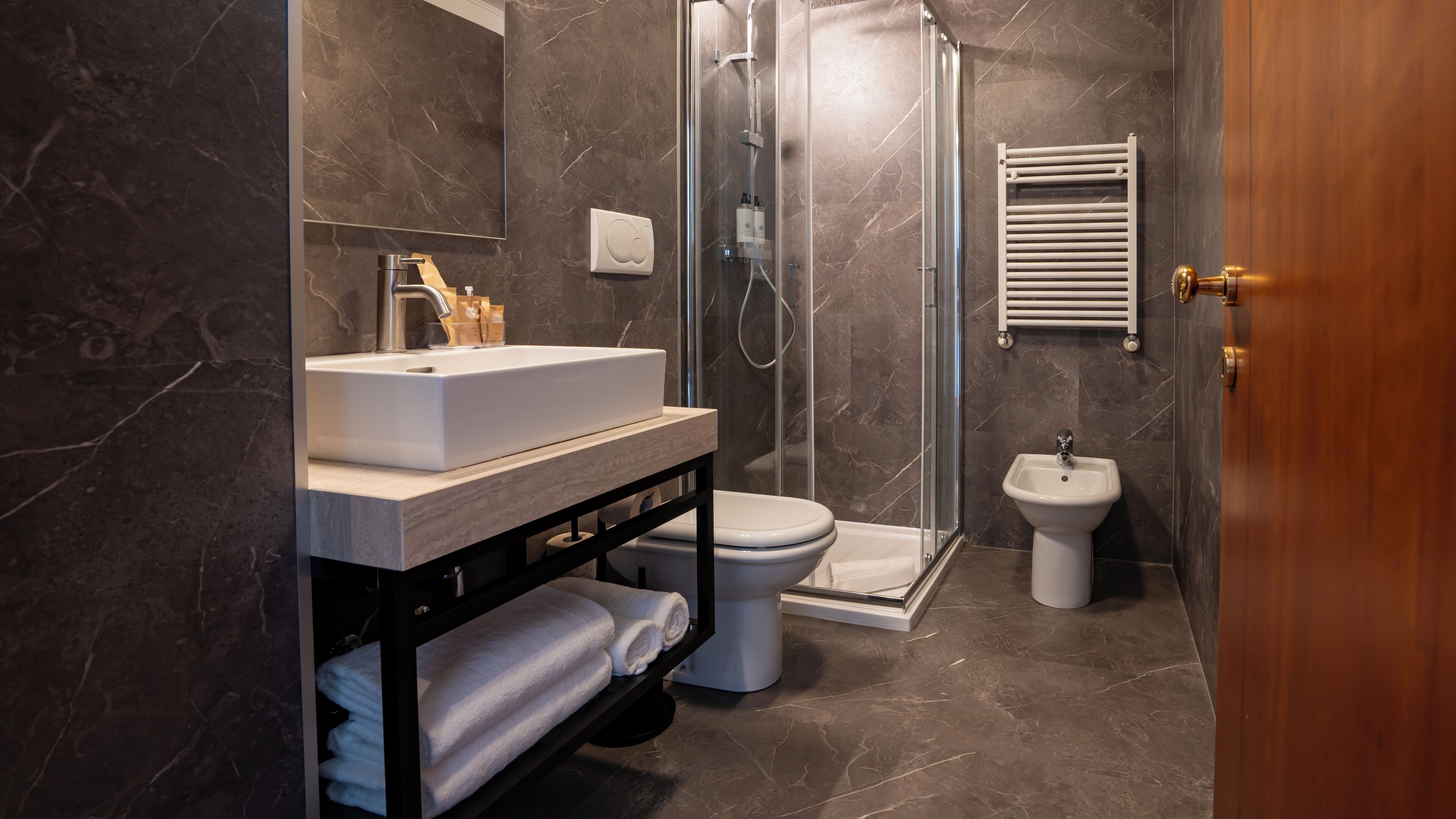 jetted bath, hydromassage showerhead, free toiletries, hair dryer