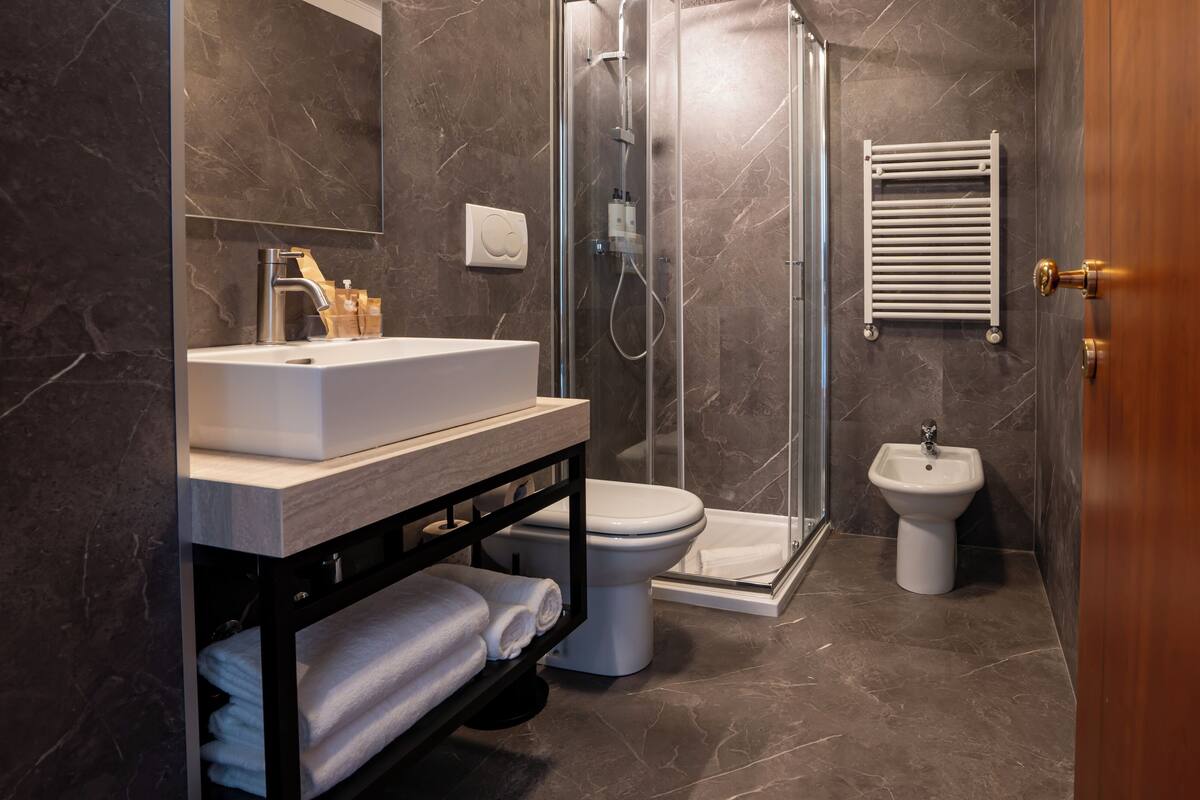 jetted bath, hydromassage showerhead, free toiletries, hair dryer