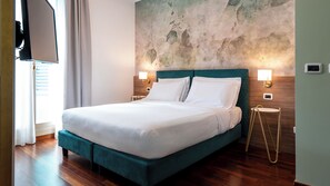 Panorama kamer | Een minibar, een kluis op de kamer, een bureau, verduisterende gordijnen
