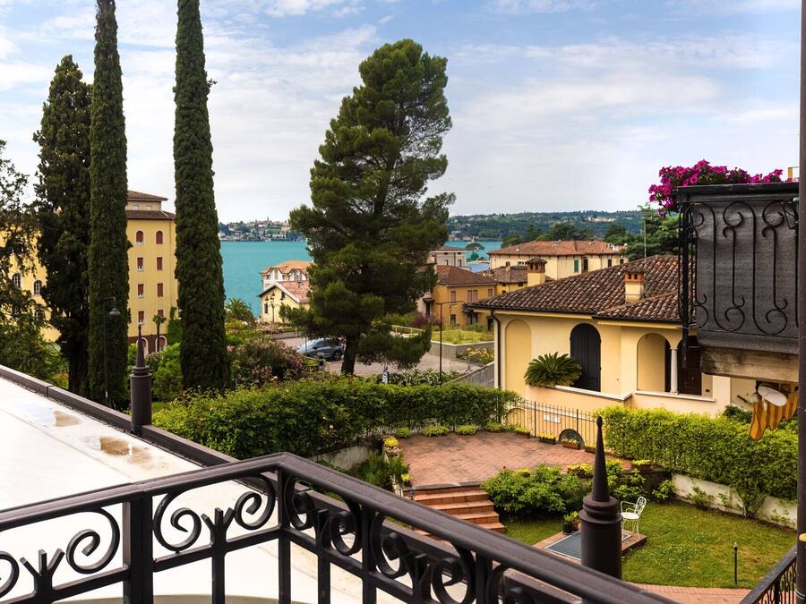 Kamar Quadruple Superior, balkon, pemandangan danau | Minibar, brankas, meja kerja, dan tirai kedap cahaya