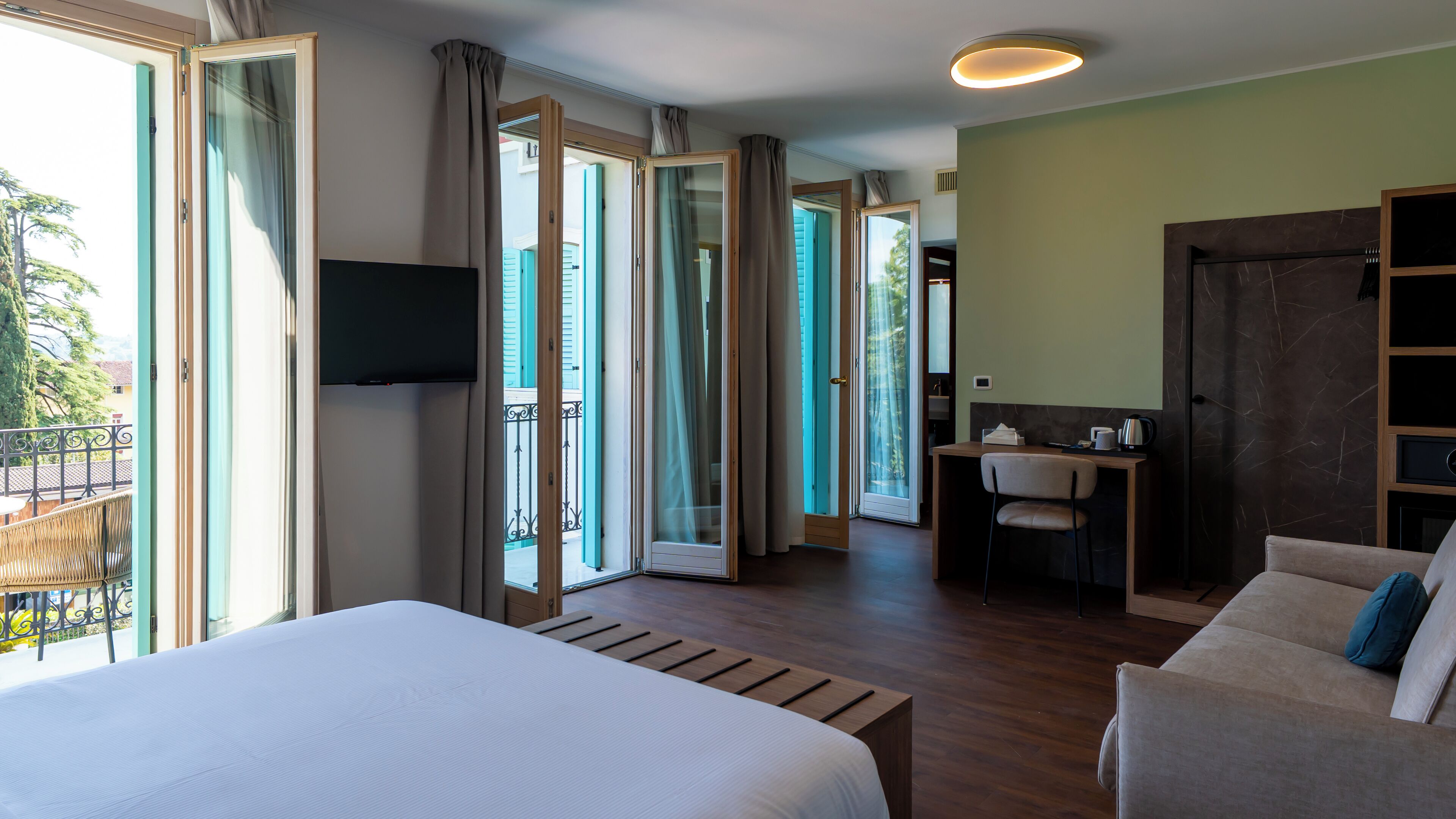 deluxe room | 1 bedroom, minibar, in-room safe, desk