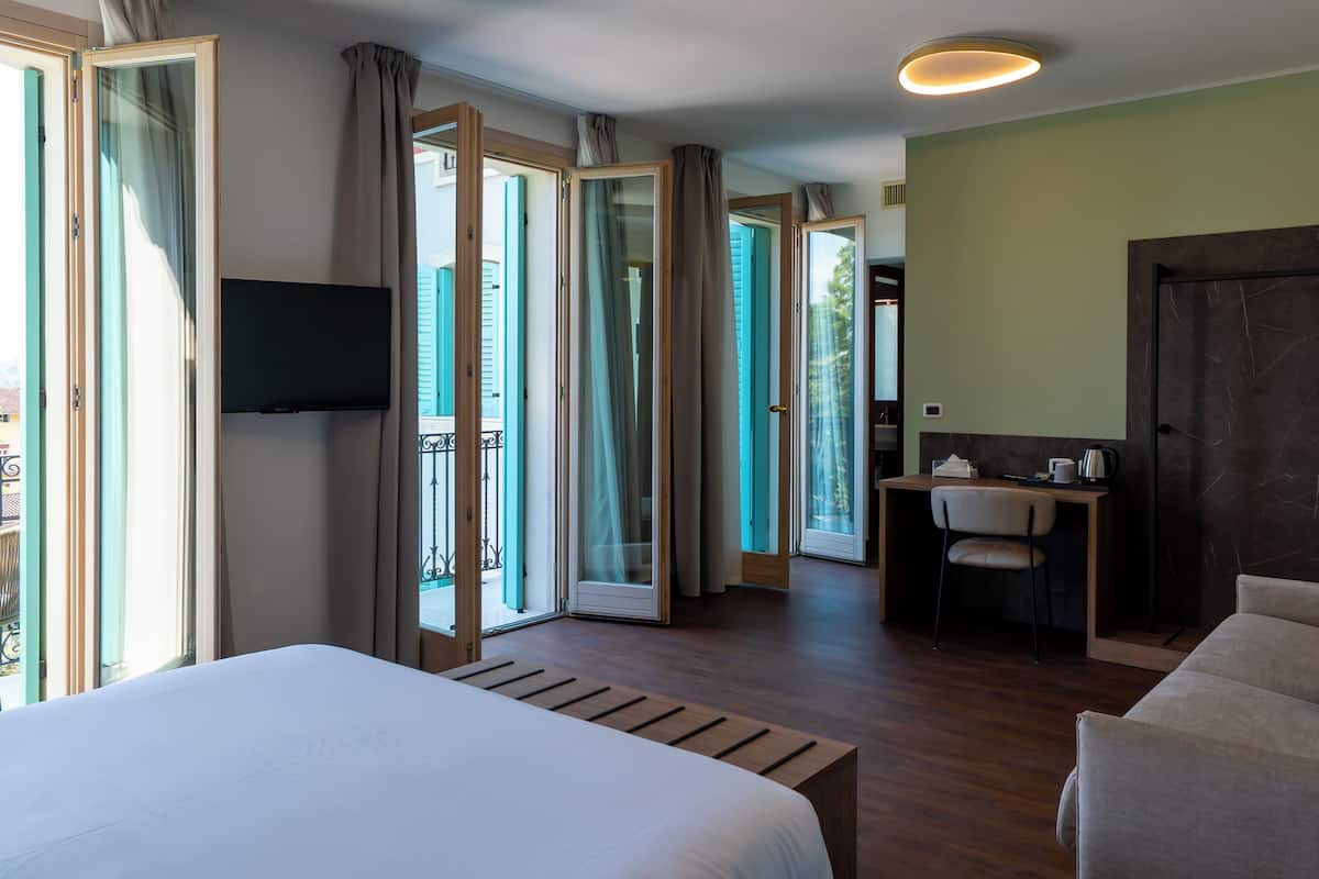 deluxe room | 1 bedroom, minibar, in-room safe, desk