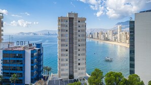 A high-rise hotel with a view of the sea and city skyline. - Don Miguel II 4-F (Benidorm)