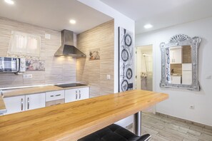 Frigorífico, microondas, placa de cocina y cafetera o tetera