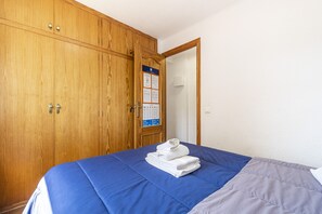 1 chambre, fer et planche Ă repasser, Wi-Fi gratuit, draps fournis