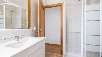 Een douche, een haardroger, handdoeken