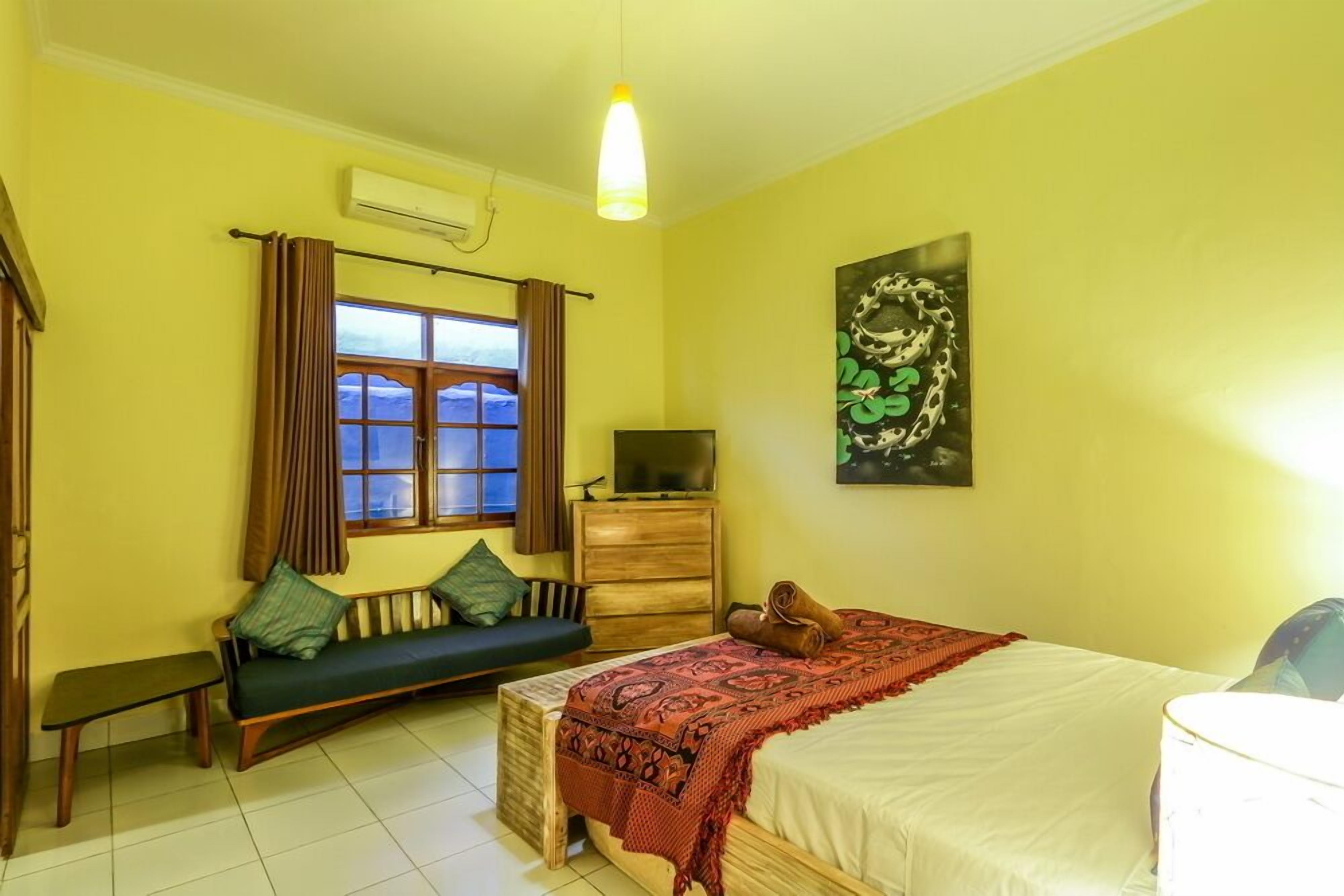 Mira, 3 Bedroom Villa right by Ku De Ta and Beach, Seminyak